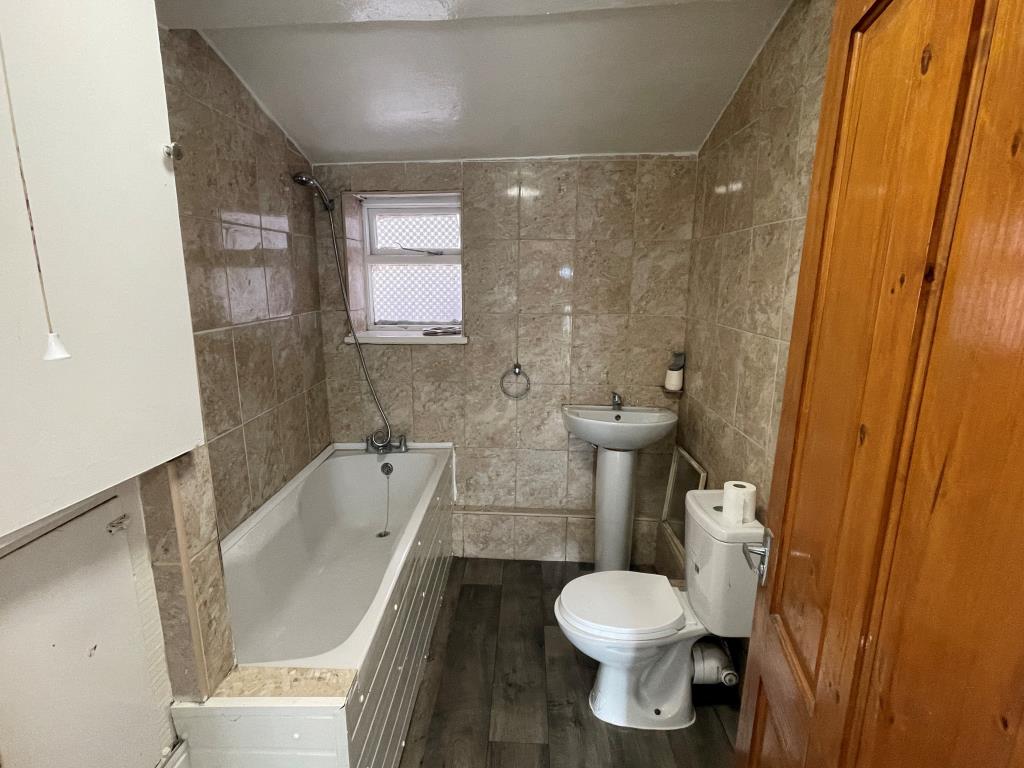 Lot: 48 - FOUR-BEDROOM PROPERTY WITH POTENTIAL - Bathroom with W.C.
